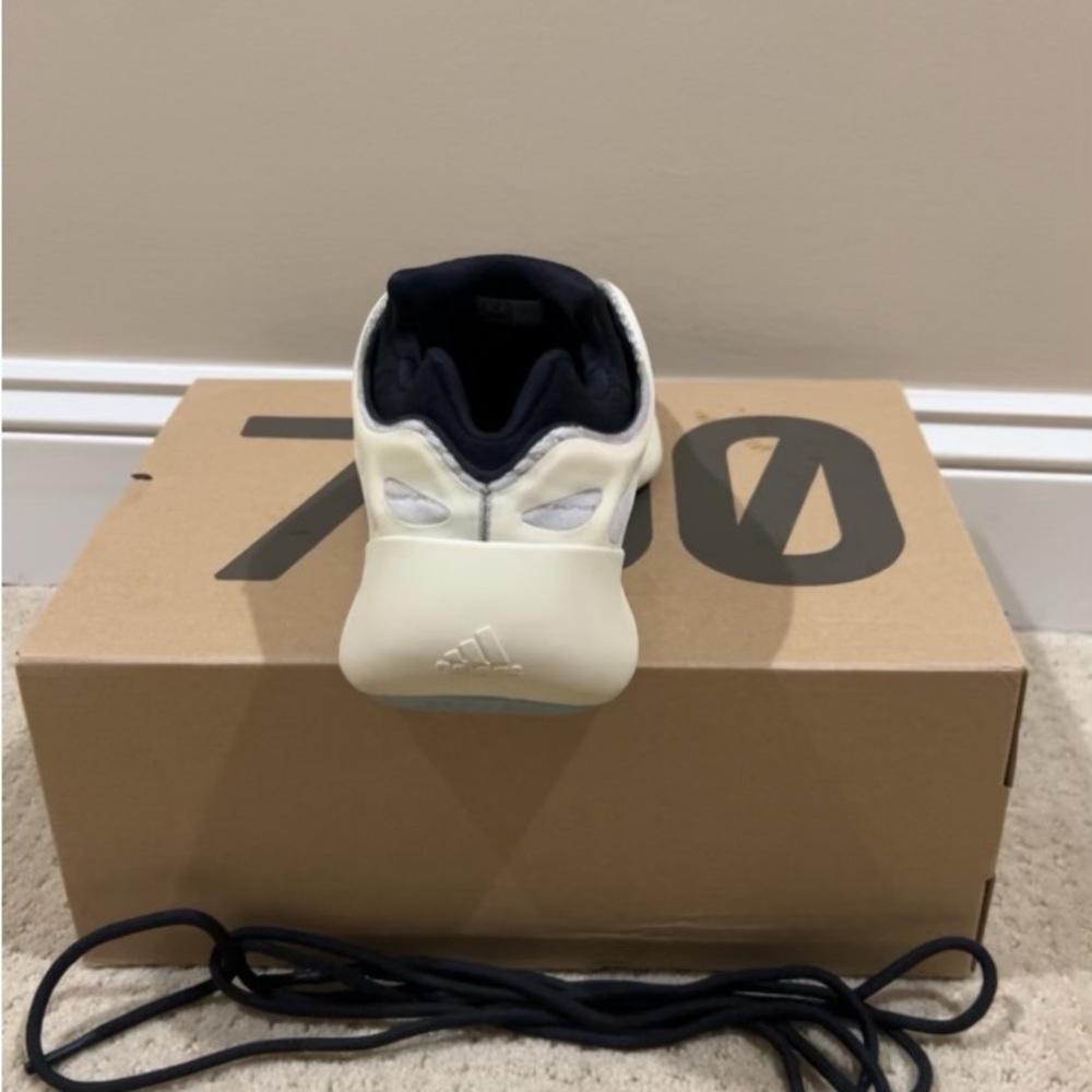YEEZY AZAEL 700 - Picture 6 of 8